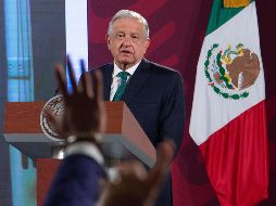En Palacio Nacional, López Obrador muestra gráficas en donde se detalla que el homicidio doloso mantienen la tendencia a la baja. EFE / Presidencia de México