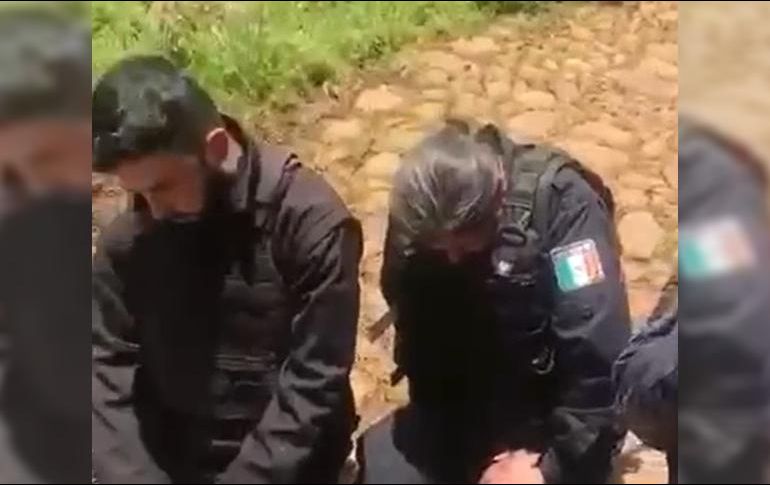 Ayer circuló en redes sociales un video donde se ve a cuatro policías de Concepción de Buenos Aires siendo sometidos por presuntos delincuentes. ESPECIAL /