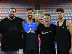 Los jugadores que estarán presentes junto con Gustavo Ayón posaron para la fotografía del recuerdo. ESPECIAL / Astros de Jalisco