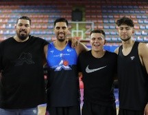 Los jugadores que estarán presentes junto con Gustavo Ayón posaron para la fotografía del recuerdo. ESPECIAL / Astros de Jalisco