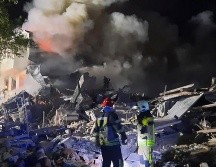 Járkov, situada a unos 40 kilómetros de la frontera rusa, ha sido bombardeada regularmente desde el inicio de la invasión a finales de febrero. EFE/Ukraine State Emergency Service