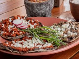 La mujer tuvo que pagar más de mil pesos por unas memelitas, platillo típico del estado de Oaxaca. ESPECIAL