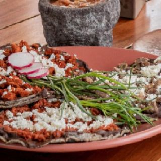 ¿Fue engaño? Mujer acusa a restaurante por cobrarle más de mil pesos por 5 memelitas