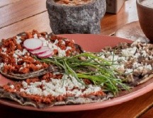 La mujer tuvo que pagar más de mil pesos por unas memelitas, platillo típico del estado de Oaxaca. ESPECIAL