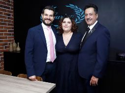Juan Francisco Muñoz, Alejandra Velasco y Christian Lesmez. GENTE BIEN JALISCO/Claudio Jimeno