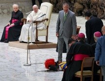 El papa Francisco observa preocupado al guardia, mientras personas a su alrededor intentan reanimarlo. EWTN