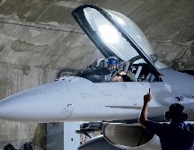 Un avión de combate F16V de la fuerza aérea taiwanesa participa en un simulacro nocturno desde la base aérea de Hualien. AP