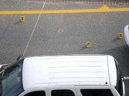 Decenas de personas se encontraban afuera del centro comercial mientras la policía investigaba lo ocurrido. EFE/ARCHIVO