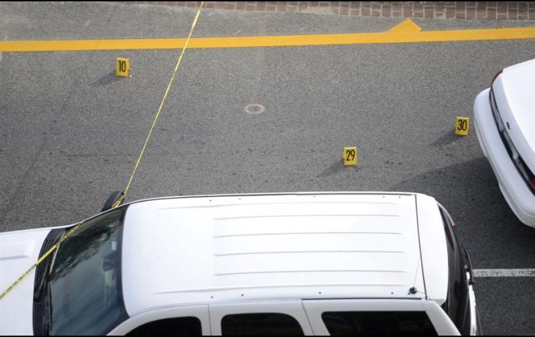 Decenas de personas se encontraban afuera del centro comercial mientras la policía investigaba lo ocurrido. EFE/ARCHIVO