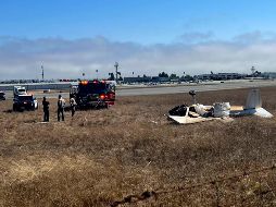 Los pilotos se encontraban en su aproximación final hacia el aeropuerto cuando ocurrió el choque. AP/KION-TV