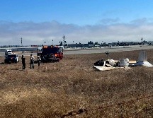 Los pilotos se encontraban en su aproximación final hacia el aeropuerto cuando ocurrió el choque. AP/KION-TV