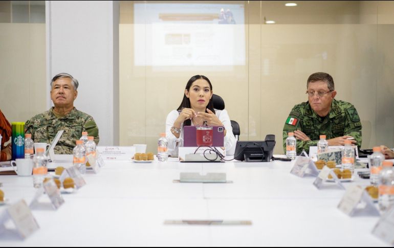 La gobernadora de Colima se reunió con la Mesa de Coordinación Estatal para la Construcción de Paz y Seguridad tras el reporte de los hechos violentos en el estado. TWITTER / @indira_vizcaino