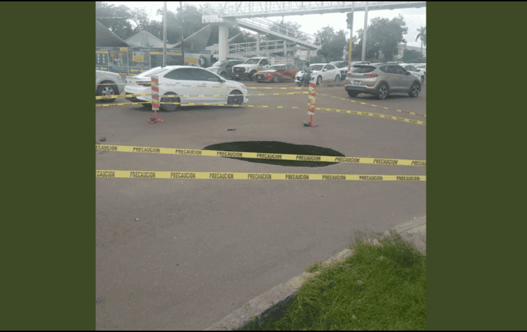El enorme socavón se abrió al colapsarse un colector a causa de las intensas lluvias. TWITTER / @SSPyTM_Culiacan