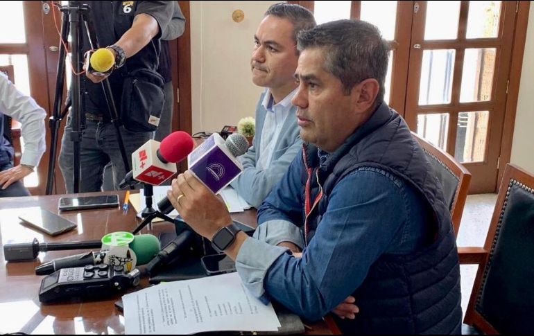 Tomás Figueroa Padilla, secretario general del Poder Legislativo, y Víctor Manuel Sánchez Orozco, coordinador de Asuntos Jurídicos. ESPECIAL