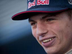 Comenzó a circular un video donde el holandes aparece en una alberca con unos flotis puestos, además de que su novia lo carga dándole clases de natación. AFP / ARCHIVO