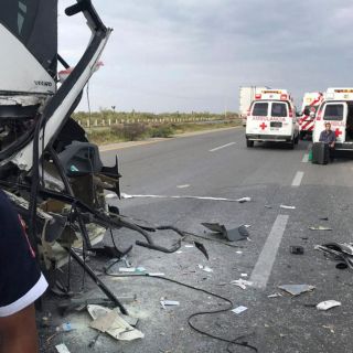 Veracruz: Tras quedarse dormido, conductor se estrella contra un tráiler