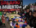 "El salario ha muerto", reza una enorme pancarta desplegada en la Plaza de Mayo de Buenos Aires, donde se hizo el acto principal. AP/R. Abd