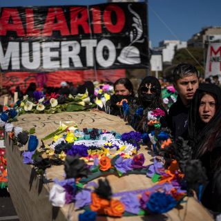 Con todo y ataúd, "sepultan" al salario mínimo en Argentina