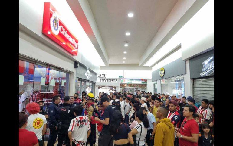 Chivahermanos querían los boletos prometidos por los jugadores tras empatar el Clásico Tapatío la semana pasada y al ver la goleada de ayer sobre Necaxa. EL INFORMADOR / J. Velazco