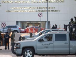 Murillo Karam fue trasladado en medio de un fuerte operativo de la Policía Federal Ministerial y de la Marina Armada, procedente de las instalaciones de la FGR en Tacubaya. EFE / I. Esquivel