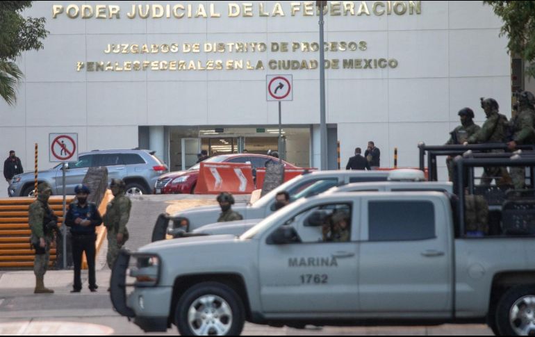 Murillo Karam fue trasladado en medio de un fuerte operativo de la Policía Federal Ministerial y de la Marina Armada, procedente de las instalaciones de la FGR en Tacubaya. EFE / I. Esquivel