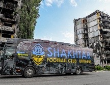 El vehículo presenta en los costados un par de leyendas contra la guerra. TWITTER/@FCShakhtar