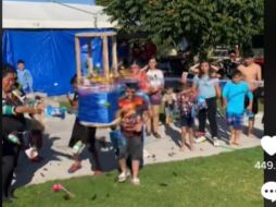 La piñata en el video no se rompe con palos, sino que gira mientras salen los dulces. ESPECIAL