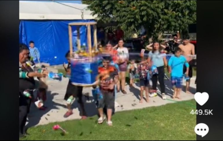 La piñata en el video no se rompe con palos, sino que gira mientras salen los dulces. ESPECIAL