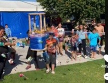 La piñata en el video no se rompe con palos, sino que gira mientras salen los dulces. ESPECIAL