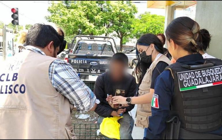 Buscaba empleo en Guadalajara y terminó como indigente; madre lo identifica por videollamada