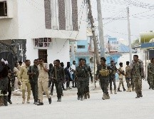 La Policía y el Ejército resguardan la zona del ataque. AP/F. Warsameh