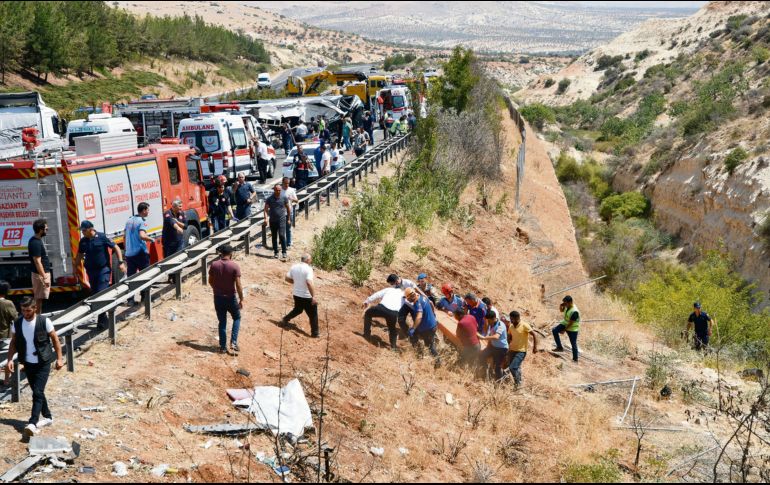 Personal de emergencia apoya en el sitio donde se registró un accidente de tráfico en una autopista, en la provincia de Gaziantep. XINHUA