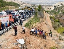 Personal de emergencia apoya en el sitio donde se registró un accidente de tráfico en una autopista, en la provincia de Gaziantep. XINHUA