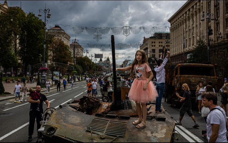 En sus festejos del Día de la Independencia, Ucrania mostró vehículos militares rusos destruidos. AFP/D. Dilkoff