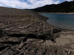 Imagen que muestra daños por sequíe en el lago Serre-Poncon, en los Alpes franceses, cuando el nivel del agua disminuyó 14 metros debido a la sequía. AFP/J. Saget