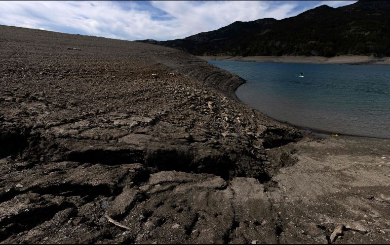 Imagen que muestra daños por sequíe en el lago Serre-Poncon, en los Alpes franceses, cuando el nivel del agua disminuyó 14 metros debido a la sequía. AFP/J. Saget