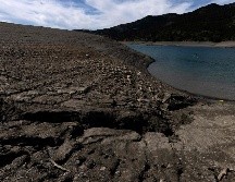 Imagen que muestra daños por sequíe en el lago Serre-Poncon, en los Alpes franceses, cuando el nivel del agua disminuyó 14 metros debido a la sequía. AFP/J. Saget