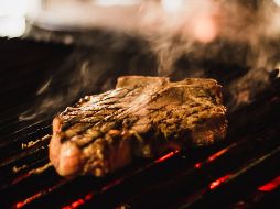El asador y la parrilla son herramientas que deben tratarse con respeto. ESPECIAL/Foto de Louis Hansel en Unsplash