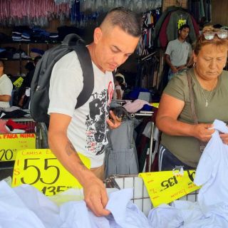 Se "encharcan" para comprar los uniformes de sus hijos