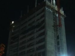 El joven de tan sólo 18 años cayó desde el piso 12 de la obra. Se investigará si fue accidente o negligencia de la constructora. Foto: TV Azteca