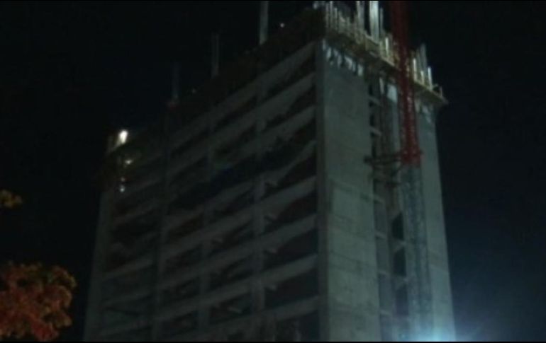 El joven de tan sólo 18 años cayó desde el piso 12 de la obra. Se investigará si fue accidente o negligencia de la constructora. Foto: TV Azteca