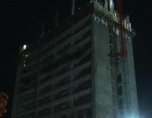 El joven de tan sólo 18 años cayó desde el piso 12 de la obra. Se investigará si fue accidente o negligencia de la constructora. Foto: TV Azteca