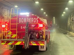 Al sitio acudieron elementos de la Policía Vial, quienes cerraron por unos momentos el túnel en lo que apagaban el incendio. ESPECIAL/Bomberos de Guadalajara