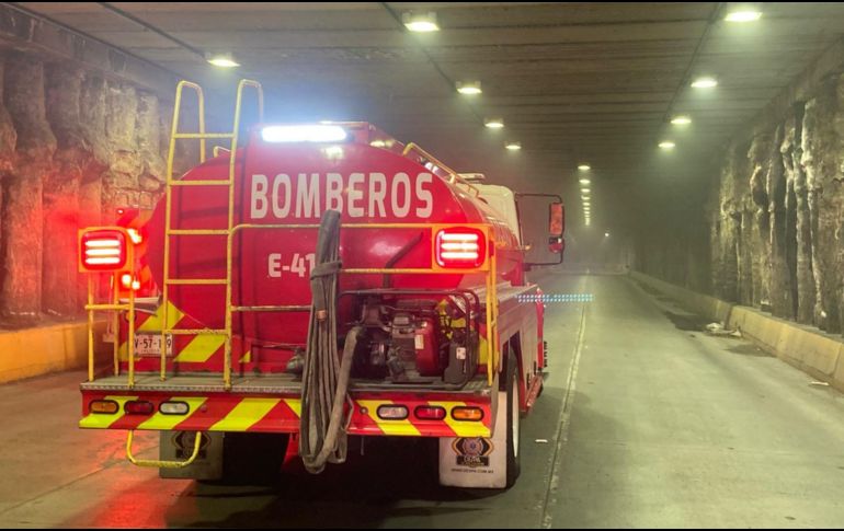 Al sitio acudieron elementos de la Policía Vial, quienes cerraron por unos momentos el túnel en lo que apagaban el incendio. ESPECIAL/Bomberos de Guadalajara