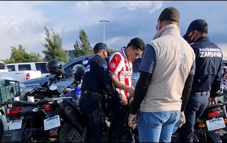 Los revendedores se hicieron presentes a las afueras del inmueble rojiblanco. EL INFORMADOR/D. REOS