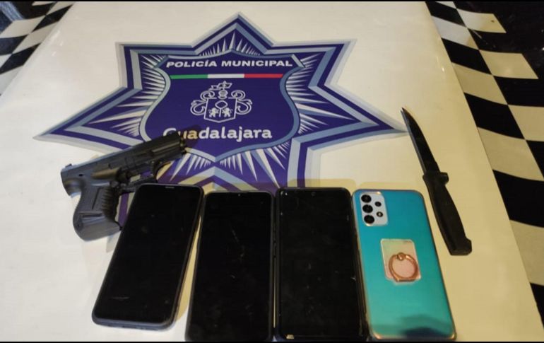 Los policías que participaron en la detención recuperaron cuatro teléfonos celulares. ESPECIAL/Policía de Guadalajara