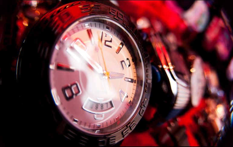 Sostienen que el Horario de Verano genera percepción de inseguridad para quienes salen a trabajar temprano. NTX/ARCHIVO