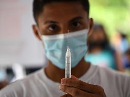 La vacunación, el uso de mascarilla y el distanciamiento social son las mejores medidas preventivas contra el COVID. AFP/Y. Cortez