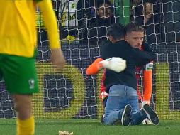 Fue la imagen de un pequeño consolando a su ídolo. Un momento que el futbol argentino no debe olvidar nunca y que debe servir como el verdadero reflejo de lo que es el futbol. ESPECIAL
