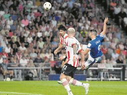 Erick Gutiérrez (centro) y el PSV se quedarán sin Champions League esta temporada. AP/P. Dejong